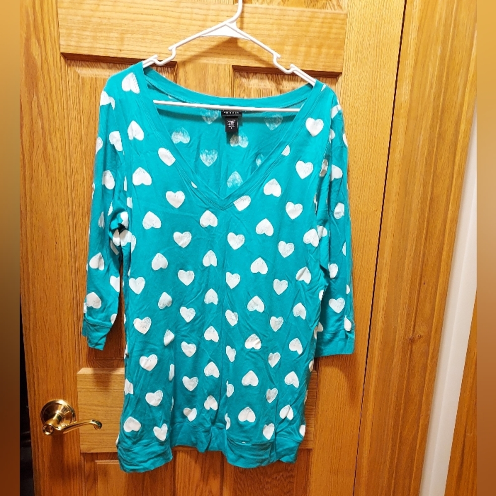 Torrid size 2 (2X/XXL) Teal fitted top with 3/4 sleeves and white heart print